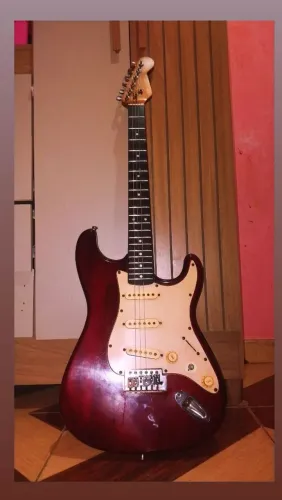 VENDO UMA GUITARRA STRATO FUNCIONANDO PERFEITAMENTE