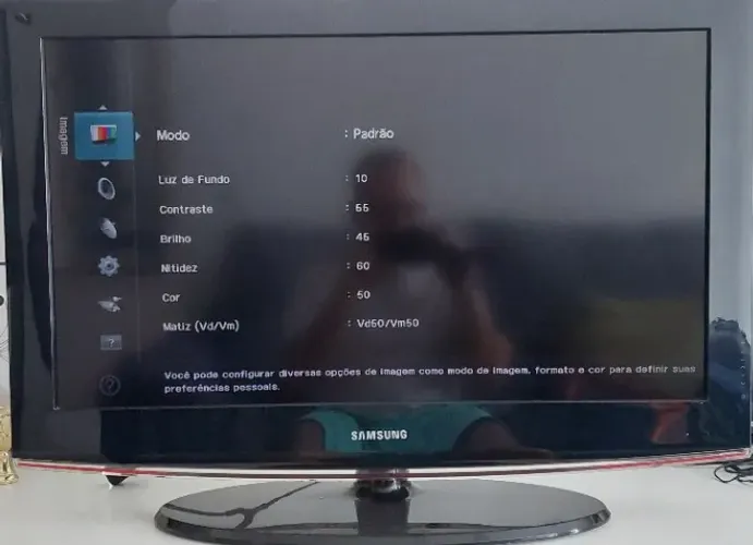 A TV Samsung 32 Polegadas - não smart - com defeito.