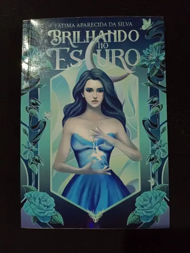 Livro brilhando no escuro