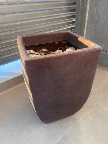Vaso de planta marrom