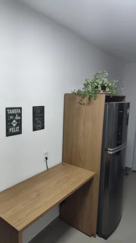 Móvel de embutir geladeira com mesa