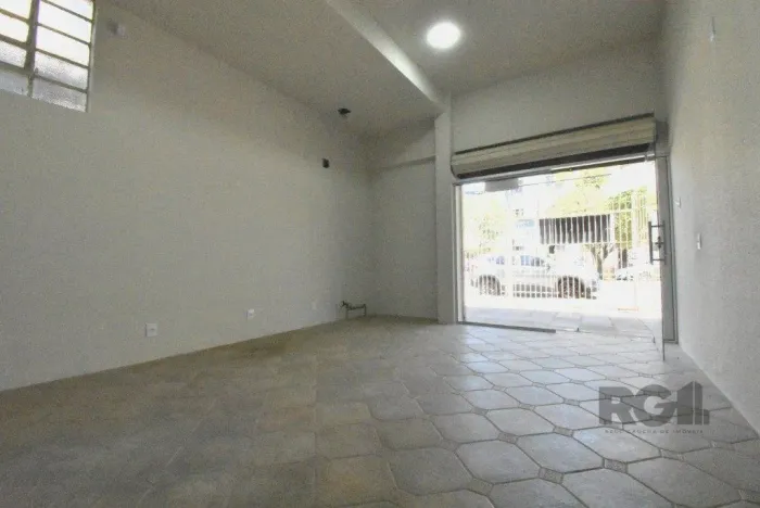 Sala reformada e desocupada!