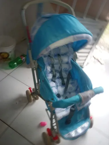 Carinho de bebê azul 