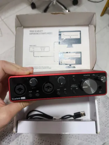 Interface de áudio Focusrite Scarllet 2i2 3Gen