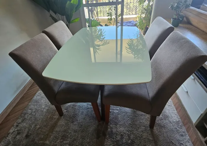 Mesa com 4 cadeiras