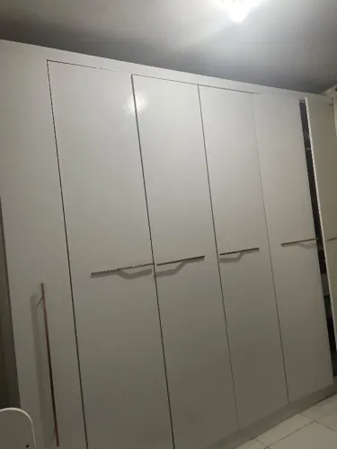 GUARDA ROUPA BRANCO COM PETEADEIRA NA LATERAL 