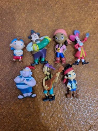 miniaturas de personagens da série "Jake e os Piratas da Terra do Nunca" da Disney