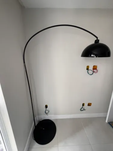 Luminária de Piso Arco Preta com Cúpula