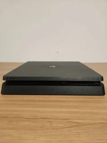 PS4 Slim com 1 controle e 2 jogos já instalados