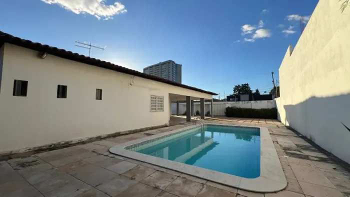 Imóvel para aluguel possui 320 metros quadrados com 4 quartos em Fátima - Teresina - PI