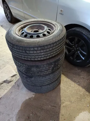 Rodas de ferro com pneus do Corolla 