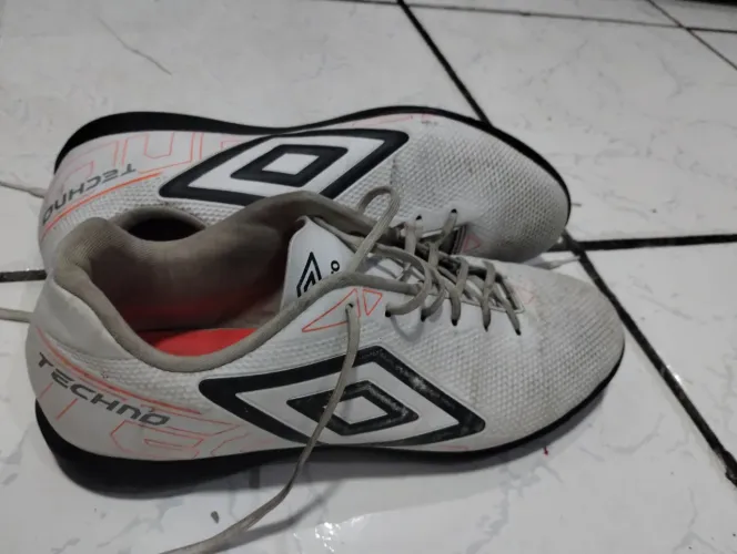 Chuteira society umbro techno