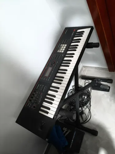 Teclado xps30 Roland novíssimo ,guardado na beg,foi usados poucas vezes em casa