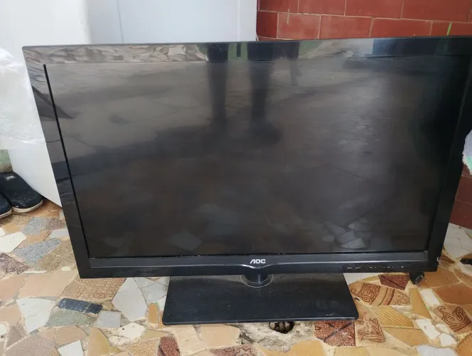 Vendo TV com macha aoc