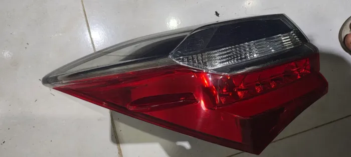 Lanterna corolla 18/19 LE (detalhe )