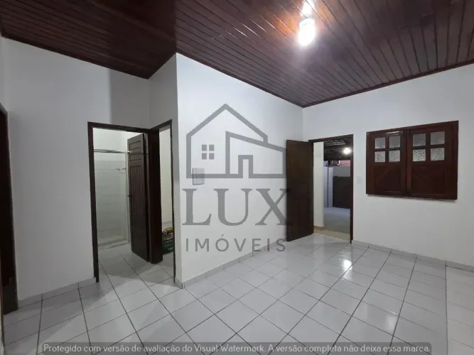 Casa em rua pública / Ponta Negra / 2 quartos / garagem ampla / área externa