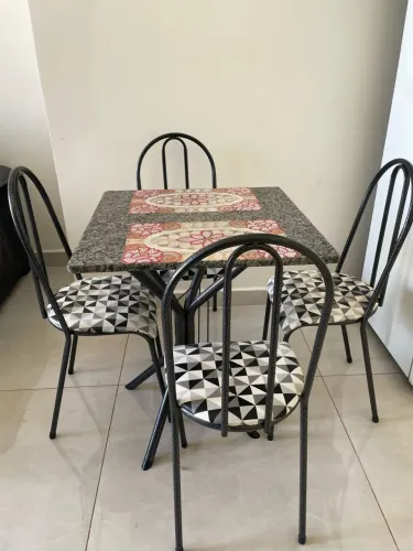 Mesa de mármore com 4 cadeiras