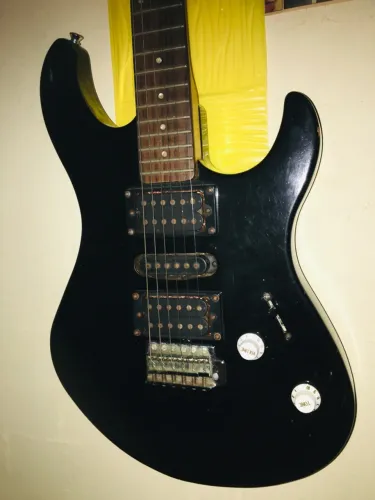 Guitarra YAMAHA superstrato funcionando perfeitamente 