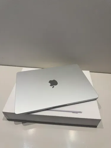 MacBook Air M3 | Bat 100%