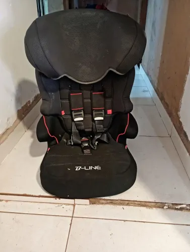Cadeira de carro para criança. Entrego com uma taxa.
