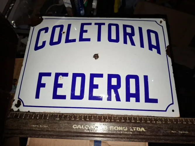 Placa antiga decorativa esmaltada e abaulada 