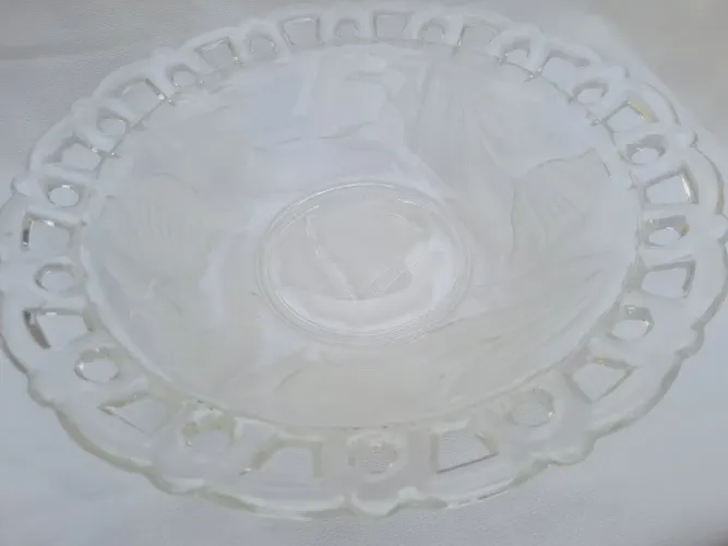 Linda fruteira vidro, prato decorativo. Elegante peça de família 