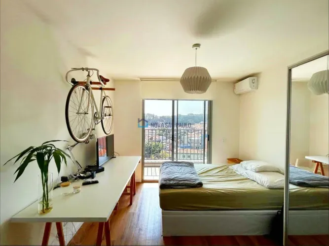 Apartamento studio à venda, com sacada, próximo ao metrô Santos Imigrantes.