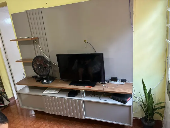 Painel de TV suporta até 65 polegadas 