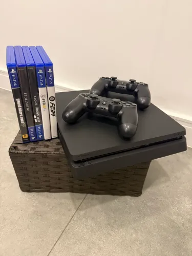 PS4 Slim + 2 Controles + 5 Jogos - GTA 5 e FC 24 +3 Estado de Novo / Sem Uso