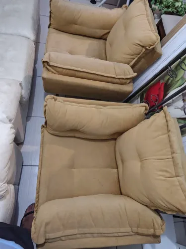 ++ OPORTUNIDADE ++ VENDO CONJUNTO DE SOFÁ E POLTRONAS - GANHE 3 BANQUETAS