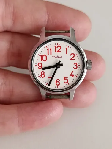 Relógio de pulso vintage da marca alemã Ruhla, produzido na antiga Alemanha Oriental (RDA)
