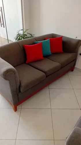 Sofá, tecido linho e de madeira maciça em perfeito estado