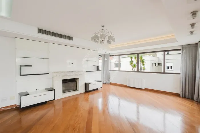 Apartamento semimobiliado para alugar no Moinhos de Vento com 3 quartos (3 suítes)