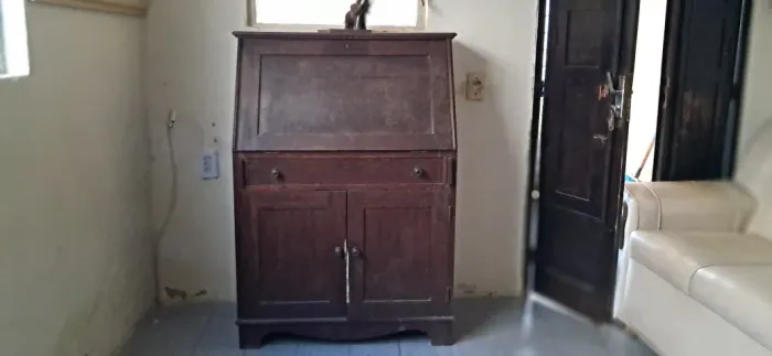 Escrivaninha   com rês portas e uma gaveta com suporte madeira de Lei