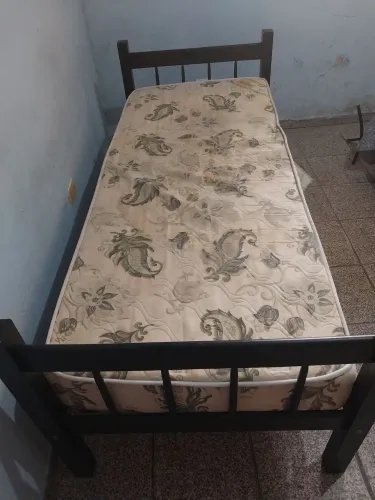 Cama de solteiro e colchão