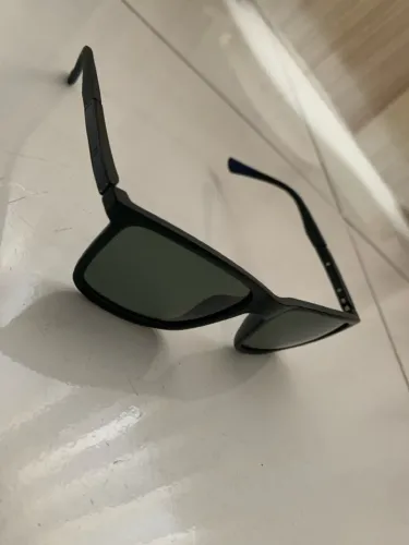 Óculos ray-BAN DE SOL NEM FOI USADO NOVO, TÁ NA CAIXINHA DELE