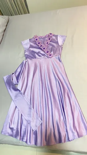 Vestido mídi de festa, cor lilás, com apliques ?fuxico?feito a mão e faixa para laço