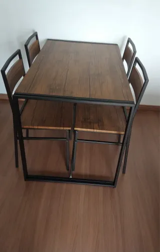 Mesa com quatro cadeiras cor madeira marrom, em Perfeito Estado