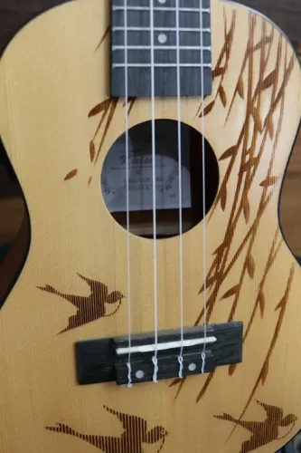 Ukulele Kmise Elétrico Concert - Tampo Maciço