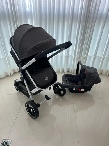 Carrinho de bebê com bebê conforto