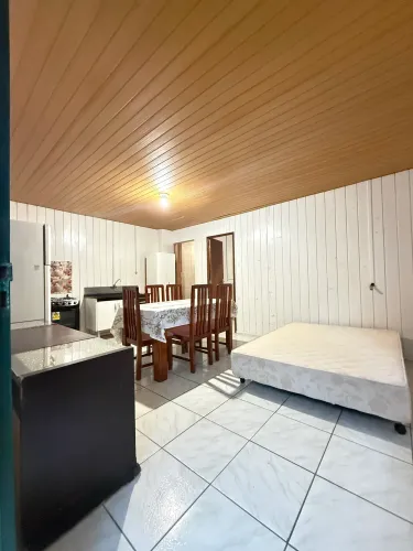 Aluga-se kitnet para até duas pessoas