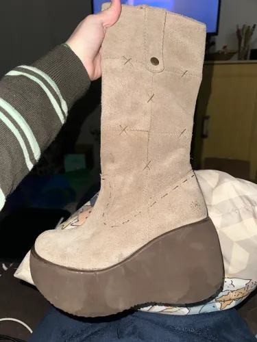 bota plataforma goofy bege Y2K