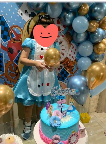 Vendo um lindo vestido Alice no país das maravilha, usando uma única vez. Tamanho 8 anos.