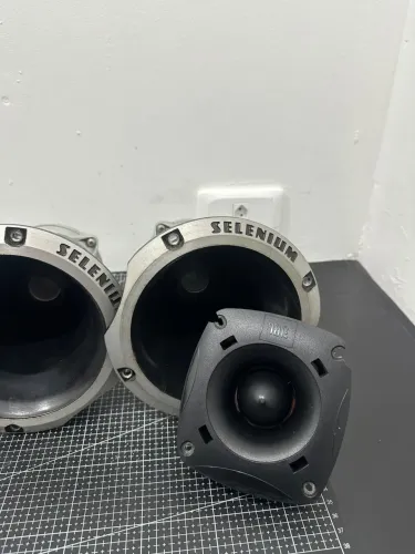 4 cornetas e 2 Tweeter