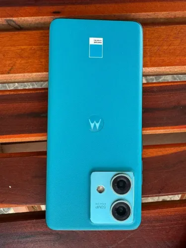 Moto edgeo 40 neo fucianando perfeitamente, e com trinco na tela. 