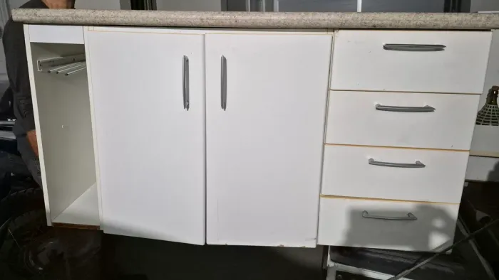 Balcão de cozinha completo com tampo em mármore Travertino e cuba de Inox