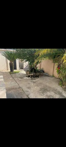 Casa com piscina em rua pública disponível para venda