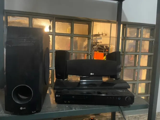 Home Theater LG com DVD + Subwoofer + Caixa Central/Satélites