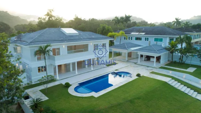 Casa com píer à venda na Marina Guarujá em condomínio de altíssimo padrão