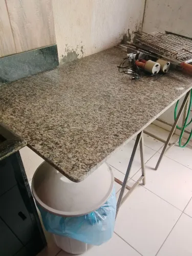 Tampo em granito e duas bases em ferro